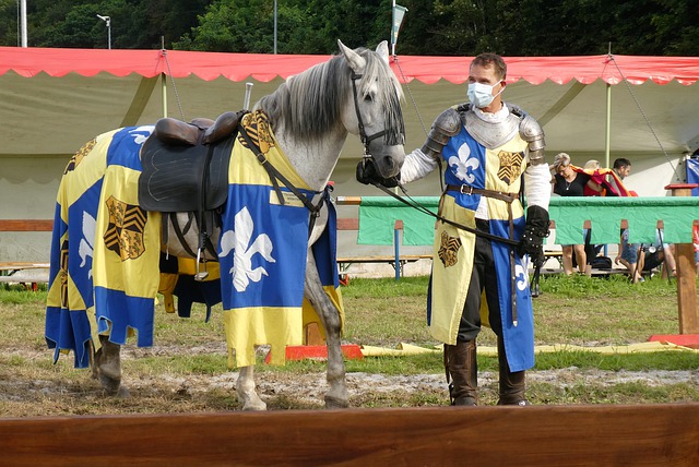 余宇涵今日上班路透!带着了篮球上班的红领巾青春少年!.
